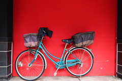 赤い壁に自転車