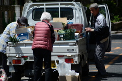 野菜を乗せた軽トラ