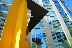 黄色いエントランスの柱