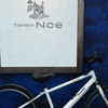 青い壁と白い自転車