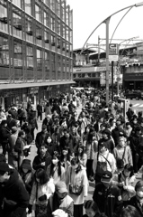 上野公園に向かう人たち