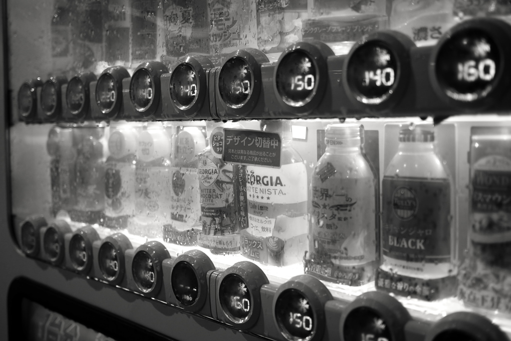 雨の自販機