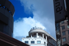 写った街の青空