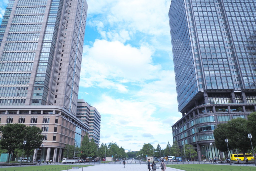 東京駅丸の内駅前広場から