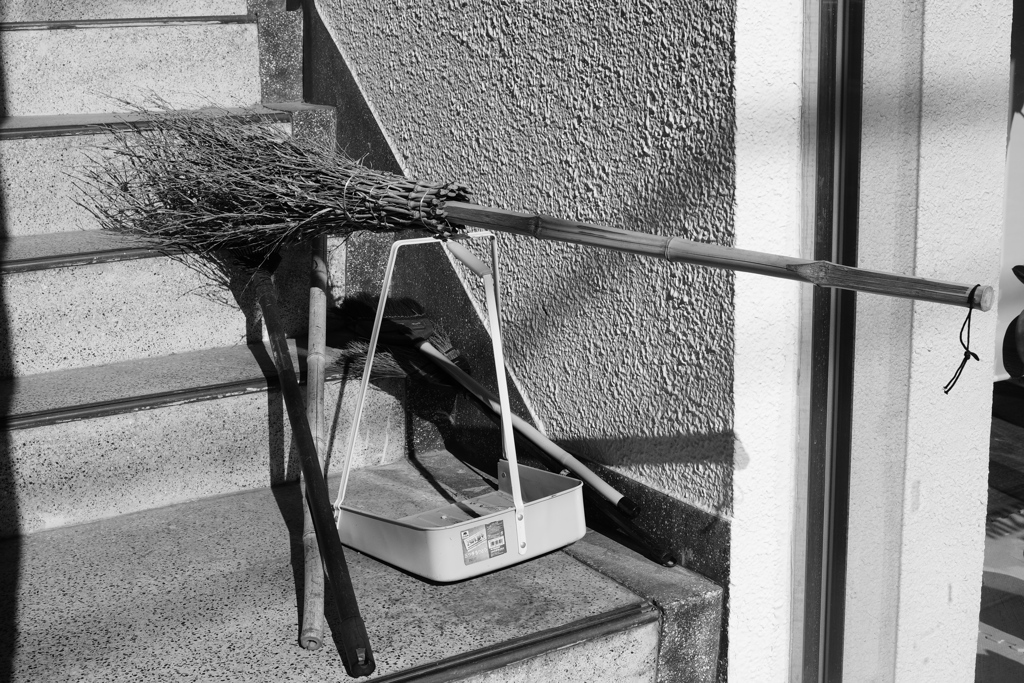 ちり取りの上にほうき