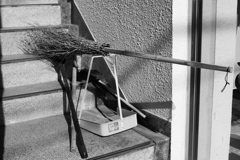 ちり取りの上にほうき