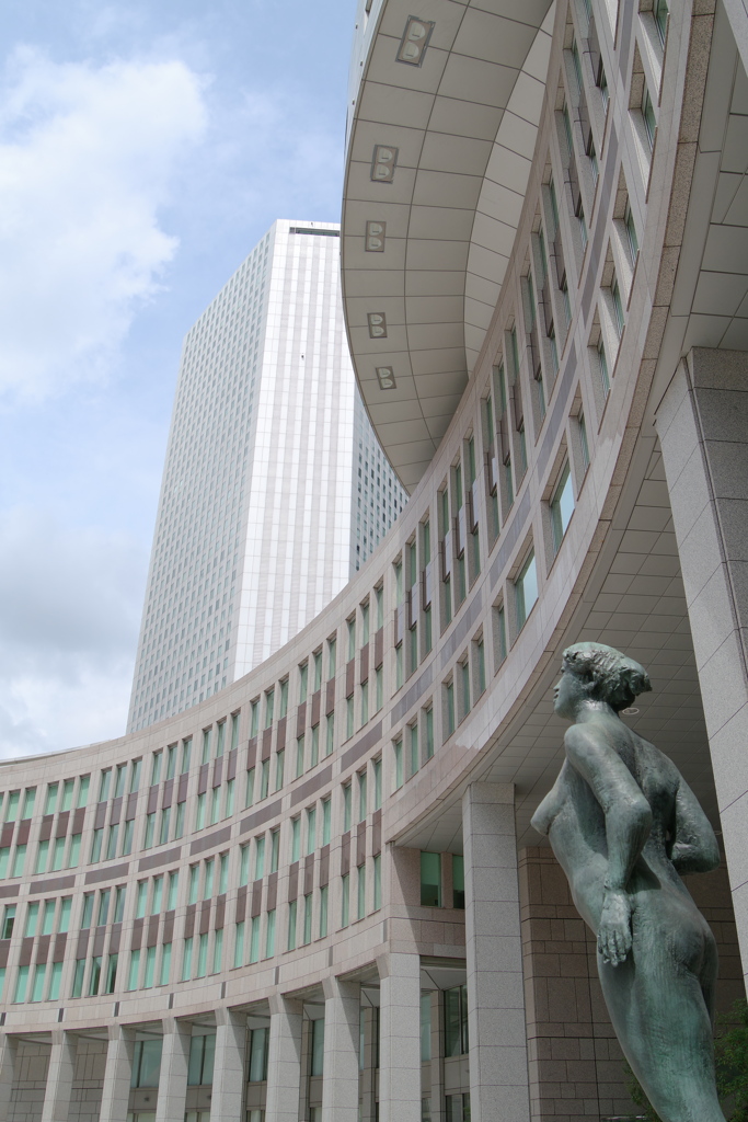 都民広場から見上げる