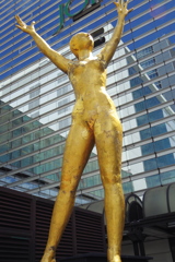 金色の女性像