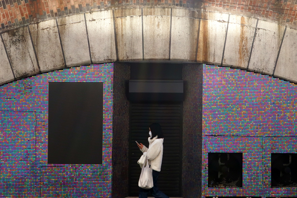 カラフルな高架下