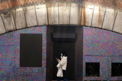 カラフルな高架下