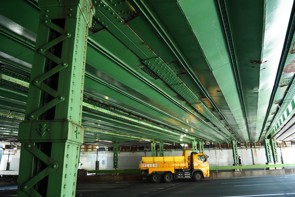高架下のダンプ
