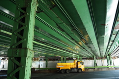 高架下のダンプ