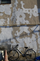 剥がれた壁と自転車