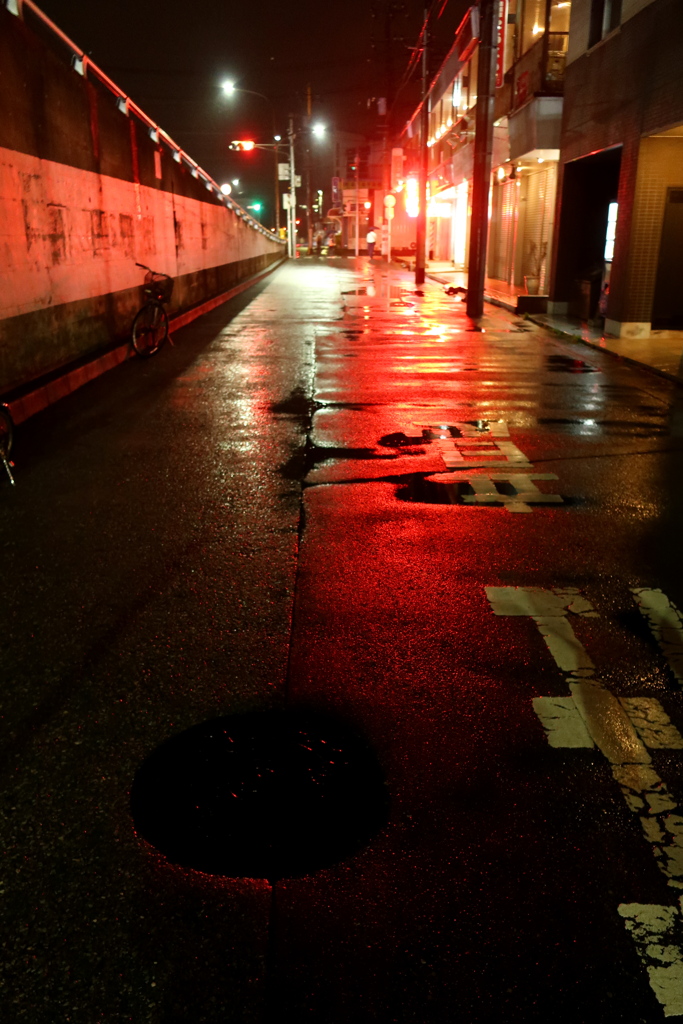 雨に濡れた道