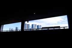 すき間からビル