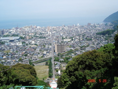 ケーブルラクテンチ駅舎から別府湾を望む