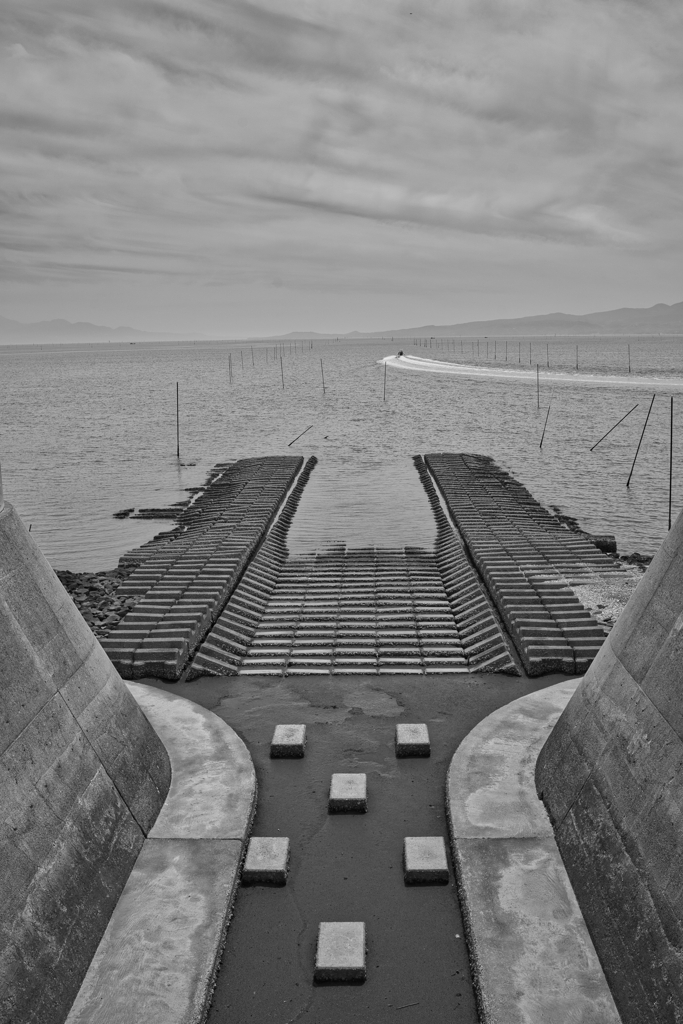 海岸堤防内と外