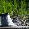 田んぼに水を入れてます