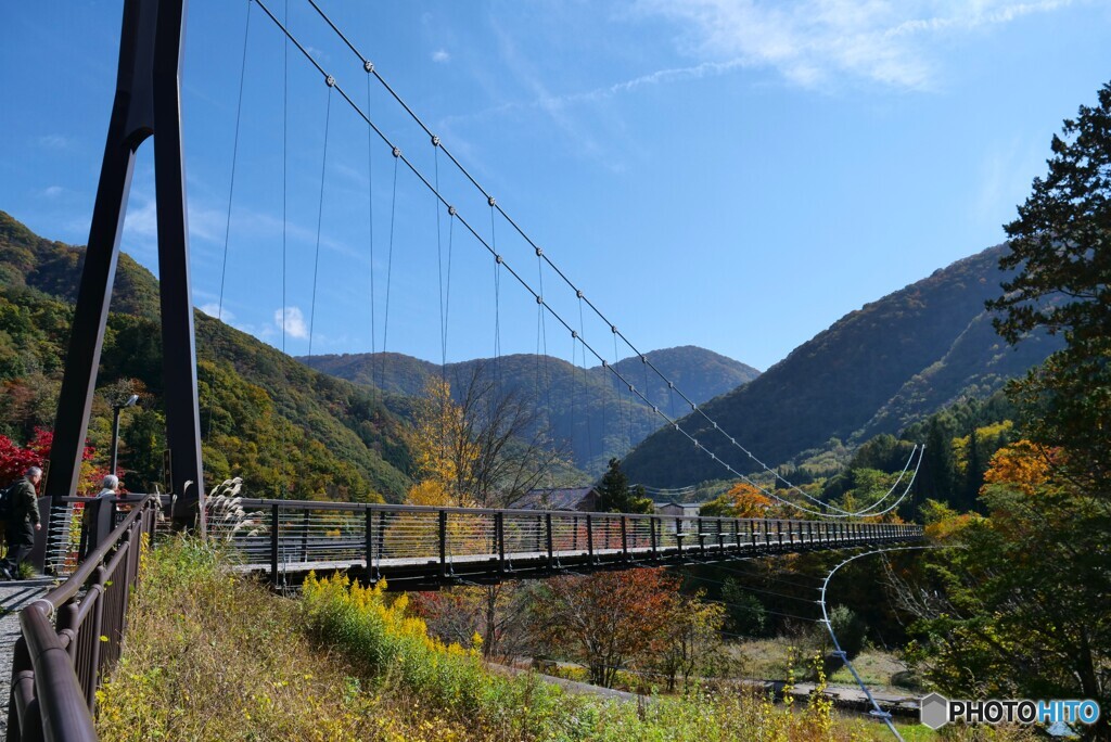 山あいの吊り橋
