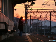 電車を待つ