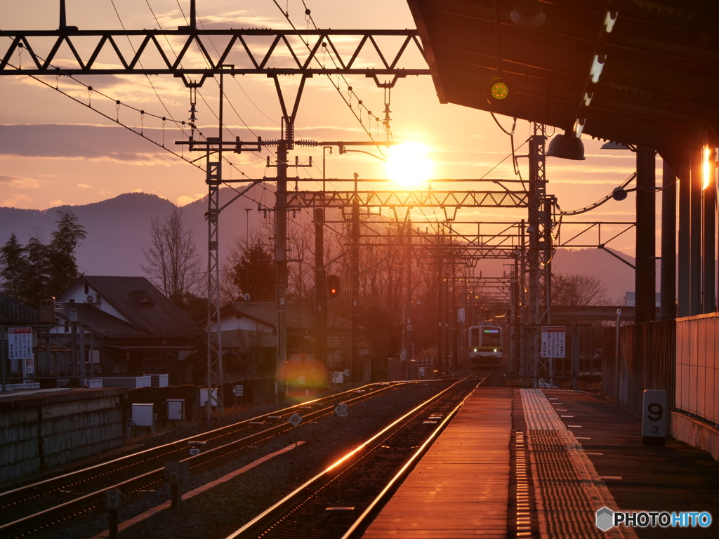 夕暮れ時の駅