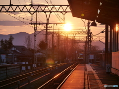 夕暮れ時の駅