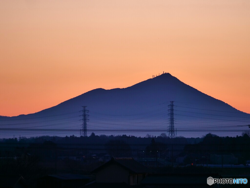 筑波山に見守られる鉄塔