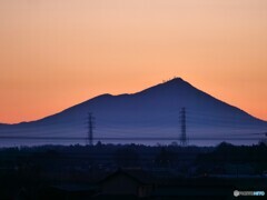 筑波山に見守られる鉄塔