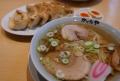 澄んだスープとちぢれ麺