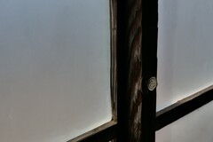 窓の木枠と捻締り錠