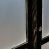 窓の木枠と捻締り錠