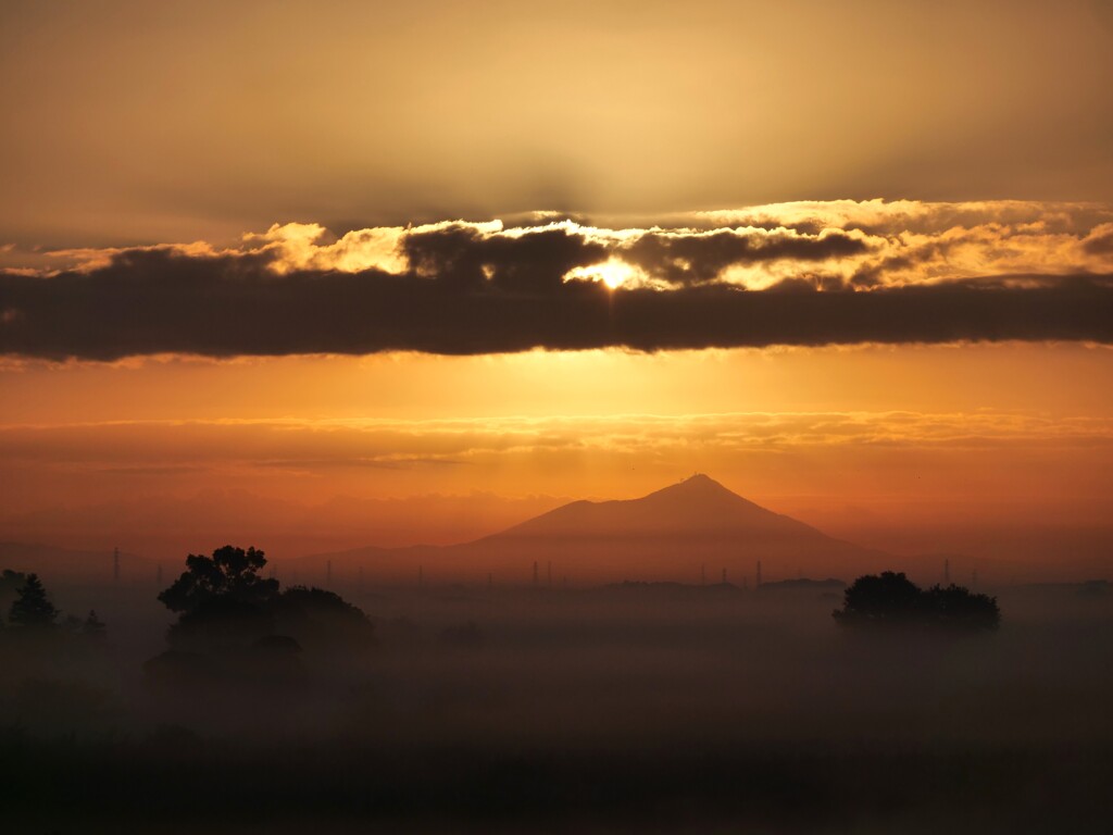 浮かび出る山