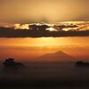 浮かび出る山