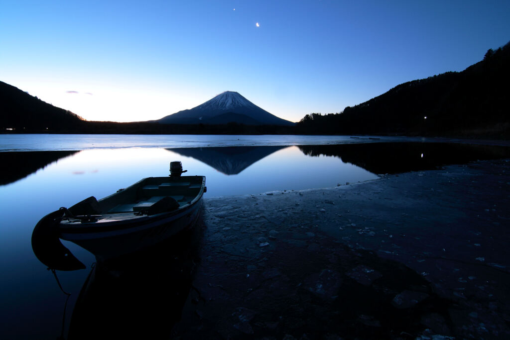 精進湖～凍てつく夜明け～