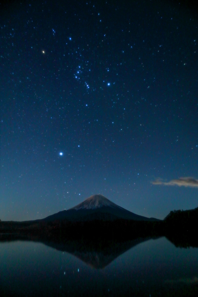 【精進湖2023～24】オリオンと逆さ富士