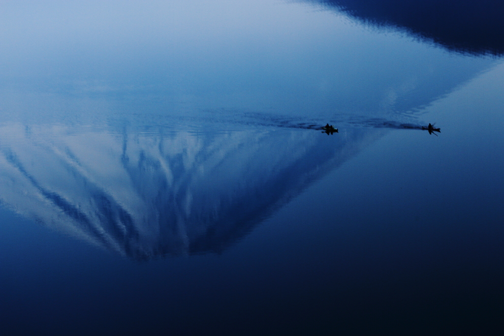 本栖湖～水鏡を進む…～