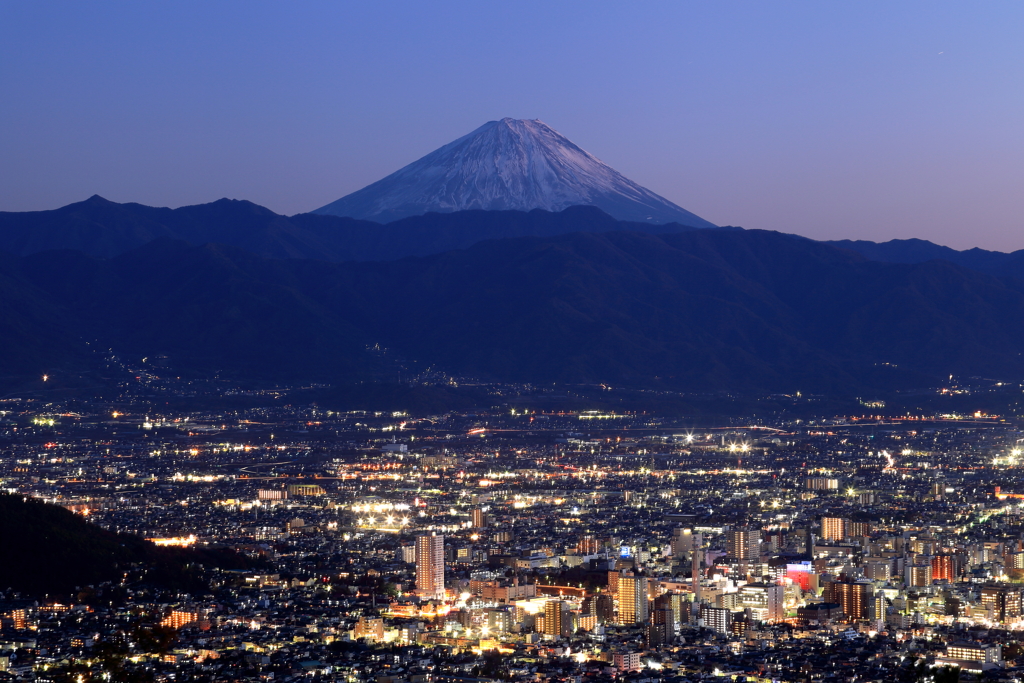 千代田湖白山～甲斐の光を抱く富士～