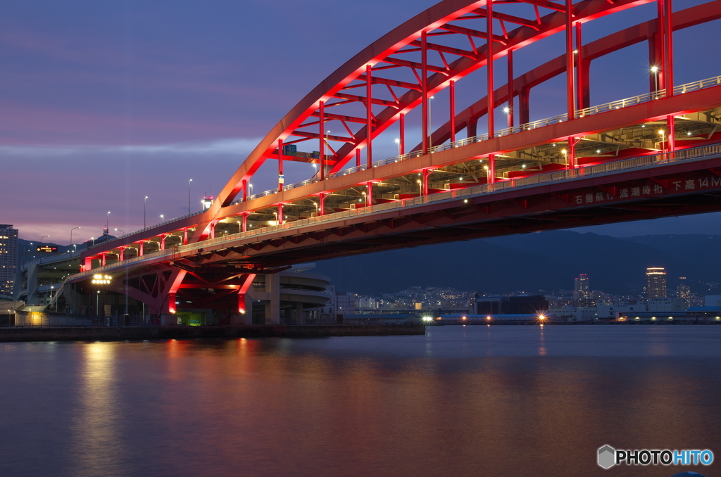 夕日に染まる神戸大橋