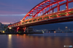 夕日に染まる神戸大橋
