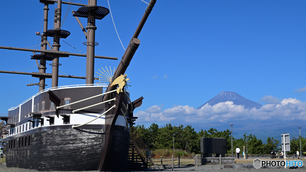 富士山と船
