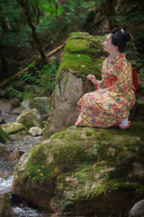 川の畔