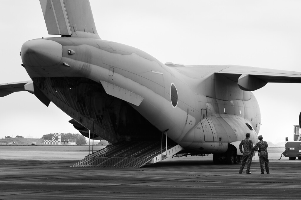 C-2輸送機と見上げる自衛官