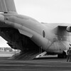 C-2輸送機と見上げる自衛官