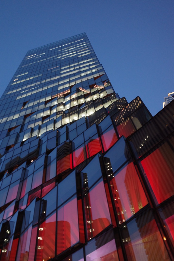 富国生命ビルを見上げる