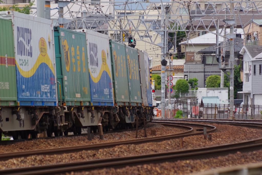 カーブを行く貨物