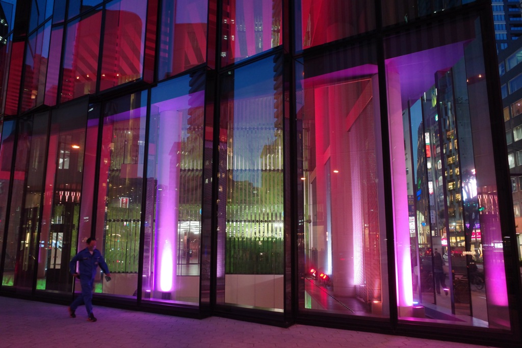 富国生命ビル前を行く