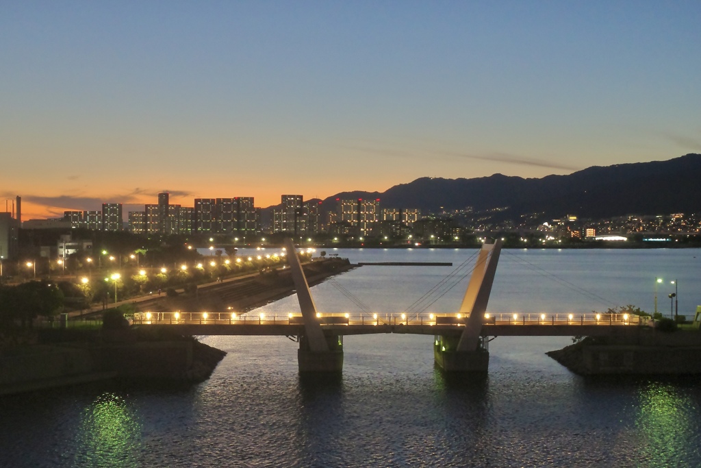 まだまだ暑い10月の夕景