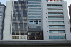 挟まれて