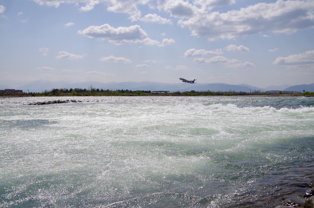 川のある空港