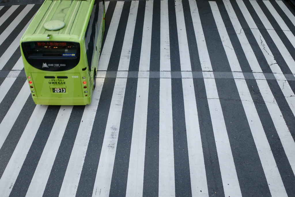 大阪駅前の横断歩道